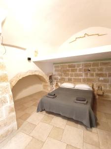 una camera con un letto in un muro di mattoni di Minuetto 54 a Ostuni