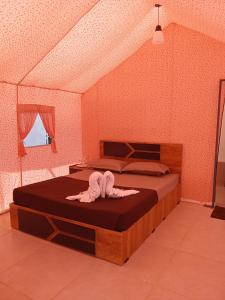 ein Schlafzimmer mit einem großen Bett in einem Zimmer in der Unterkunft Torch Ginger Homestay in Sultan Bathery