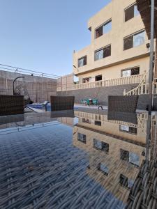 un reflet d'un bâtiment avec une aire de jeux dans l'établissement Amazing Villa With Large Private Swimming Pool, à Tanger