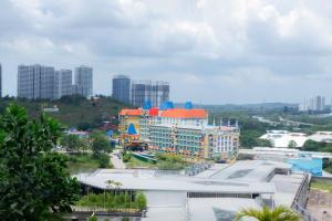Bazén v ubytování Skyline Serenity Nr Legoland - 3BR3B - by Cowidea nebo v jeho okolí