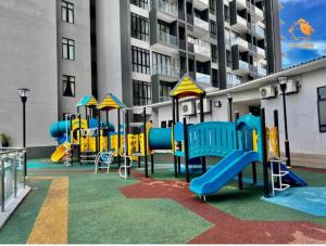 Herní místnost nebo prostor pro děti v ubytování Skyline Serenity Nr Legoland - 3BR3B - by Cowidea