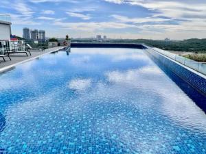 Bazén v ubytování Skyline Serenity Nr Legoland - 3BR3B - by Cowidea nebo v jeho okolí