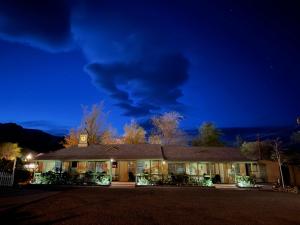 Una casa con luces de Navidad por la noche en Eastern Sierra Motor Lodge, en Independence