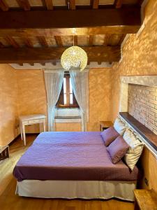 a bedroom with a bed in a room at Villa Castagnone in Agna