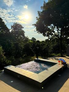 ein Pool mit zwei Sonnenschirmen darin in der Unterkunft Casa Toronja in Montenegro