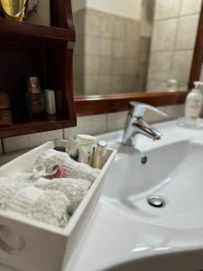 La salle de bains est pourvue d'un lavabo et d'un lavabo blanc. dans l'établissement Casa Brasile, à Vico Equense