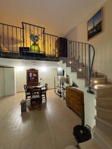 - un salon avec un escalier et une table avec des chaises dans l'établissement Casa Brasile, à Vico Equense