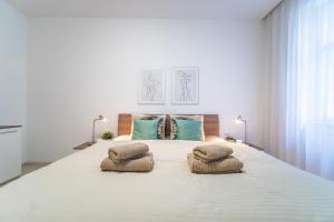 een slaapkamer met een groot bed met 2 kussens erop bij A Prague Apartment - Old Town in Praag