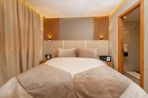 - une chambre avec un grand lit blanc et deux lampes dans l'établissement Appart Hôtel Rambla, à Marrakech