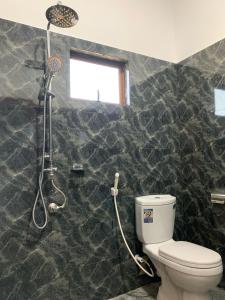 een badkamer met een toilet en een douche bij SSS HOTEL in Trincomalee