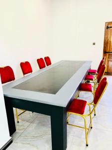 een vergaderzaal met een grote tafel en stoelen bij SSS HOTEL in Trincomalee