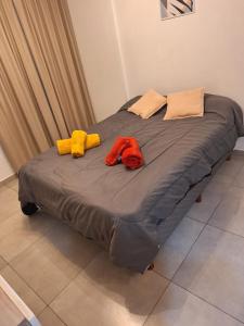 een bed met twee handdoeken erop bij DPTO UN DORMITORIO C/COCHERA- CENTRO VILLA MARIA in Villa María