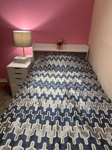 una camera con letto e lampada su comodino di Sweet 1 bed room, for female only a Ottawa