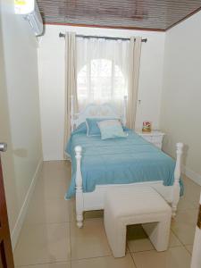 a bedroom with a bed with a blue blanket and a window at Casa Alexa Venecia in Venecia
