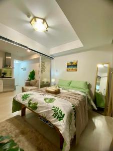 1 dormitorio con 1 cama grande y espejo en Bellescapes - Azure Resort (1 BR with Balcony), en Manila