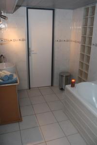 ein Badezimmer mit einer Dusche, einer Badewanne und einem Waschbecken in der Unterkunft Glycine in Le Petit-Quevilly