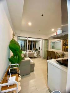 cocina y sala de estar con sofá y mesa en Bellescapes - Azure Resort (1 BR with Balcony), en Manila