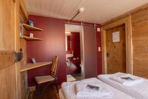 ein kleines Zimmer mit 2 Betten und einem Spiegel in der Unterkunft Gasthaus Rössli in Mogelsberg