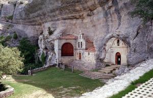 una chiesa costruita sul fianco di una montagna di Apartamento El Capricho a Villarcayo