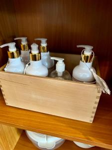 una scatola di legno con un mucchio di vasi sopra. di Hills Cottage a Gränna