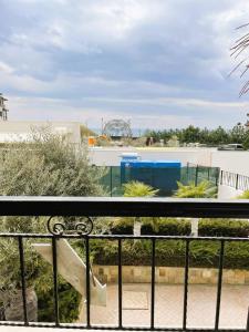 uma vista para um parque a partir de uma varanda em Sarafovo D&V Apartments em Burgas