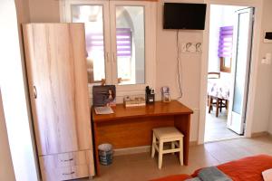a room with a desk in a room at Kalokenti Studios in Egina