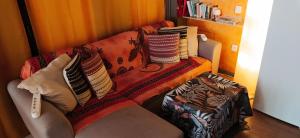 um sofá com almofadas num quarto em Nirvana Yoga Center em Arrecife