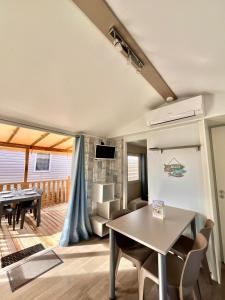 Posezení v ubytování Mobil Home Abricotiers 1