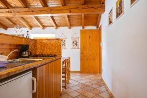 eine Küche mit Holzschränken und einer Arbeitsplatte in der Unterkunft Agriturismo Le Ginestre in Lazise