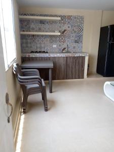 eine Küche mit einem Tisch und 2 Stühlen in einem Zimmer in der Unterkunft Casa Marcella in Playa Dormida