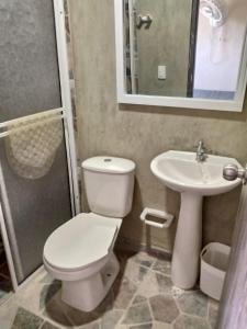 ein Bad mit einem WC und einem Waschbecken in der Unterkunft Casa Marcella in Playa Dormida