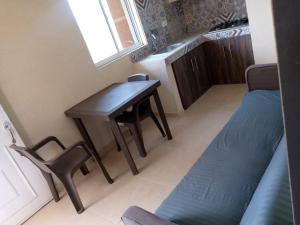 eine Küche mit einem Tisch und einem Sofa in einem Zimmer in der Unterkunft Casa Marcella in Playa Dormida