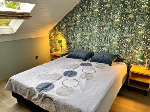 1 dormitorio con 1 cama grande y pared verde en Beach Bungalow Green, en Middelkerke