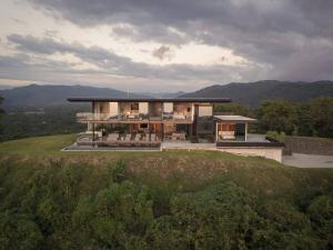 una casa grande en la cima de una colina en Casa Con Vista – Nosara, Guanacaste, Costa Rica. S, en Nosara