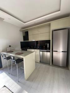 Kitchen o kitchenette sa Antalya Havalimanına Yakın Havuzlu 1+1 Lux Daire