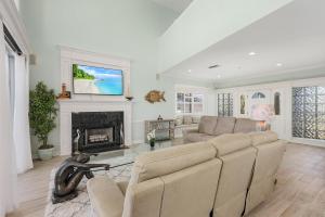 TV a/nebo společenská místnost v ubytování Sea Breeze Bay - 950 San Carlos Drive home