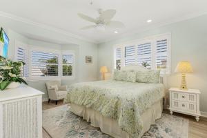 Postel nebo postele na pokoji v ubytování Sea Breeze Bay - 950 San Carlos Drive home