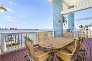 Balkón nebo terasa v ubytování Sea Breeze Bay - 950 San Carlos Drive home