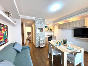 una cucina e un soggiorno con un tavolo e un divano di Cavalluccio Marino i4 Silvi Vacanza a Silvi Marina