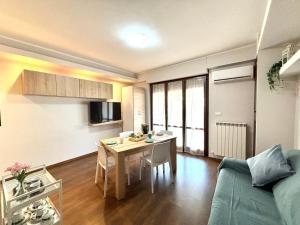 una cucina e un soggiorno con un tavolo e un divano di Cavalluccio Marino i4 Silvi Vacanza a Silvi Marina