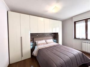 una camera da letto con un letto grande e armadi bianchi di Cavalluccio Marino i4 Silvi Vacanza a Silvi Marina
