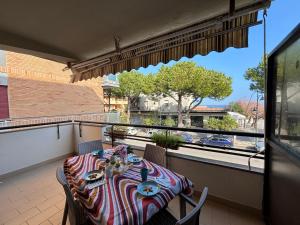 un tavolo su un balcone con vista su una strada di Cavalluccio Marino i4 Silvi Vacanza a Silvi Marina