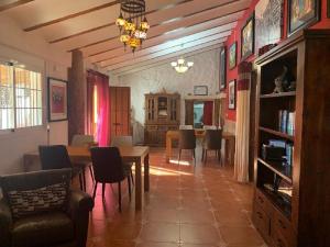 A seating area at Cueva Romana, Adults Only Cave House