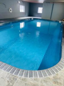 Piscina a Luxor Inn & Suites, a Travelodge by Wyndham o a prop