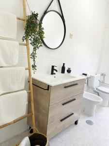 y baño con lavabo y espejo. en Casa Rural El Almendro, en Rozalén del Monte