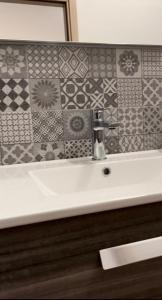 bagno con lavandino e parete piastrellata di Baglio Eldama a Castelvetrano Selinunte