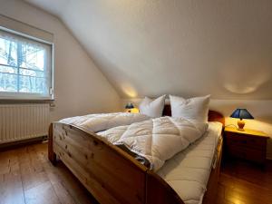 een slaapkamer met een groot bed op zolder bij JS Feriendomizile: Fewo Hirschwechsel in Wernigerode