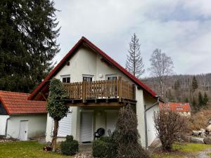 een huis met een terras erop bij JS Feriendomizile: Fewo Hirschwechsel in Wernigerode