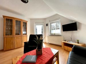 een woonkamer met een laptop op een tafel bij JS Feriendomizile: Fewo Hirschwechsel in Wernigerode