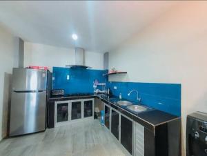 スンギギにあるVilla Sentanaのキッチン(シンク2台、冷蔵庫付)